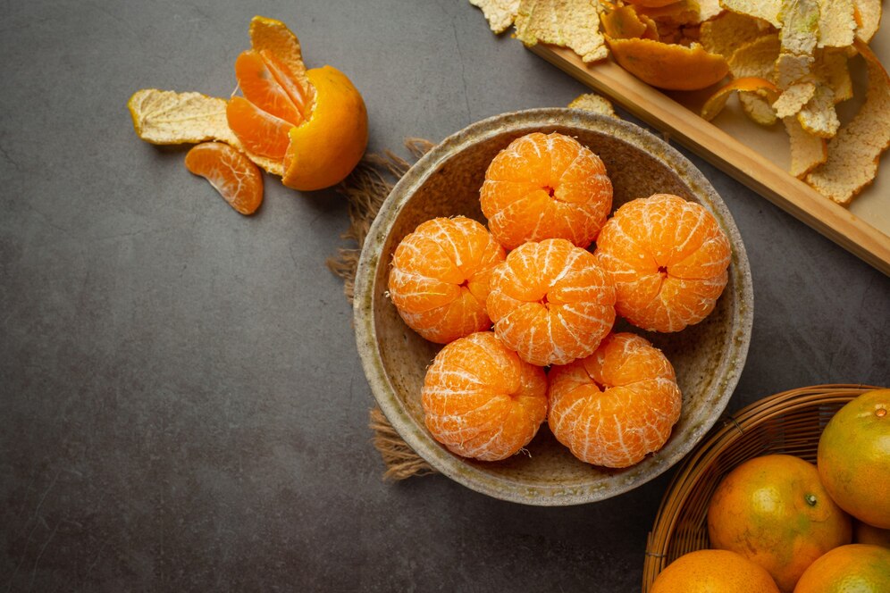 peeled-tangerines-on-old-dark-background_1150-37925.jpg